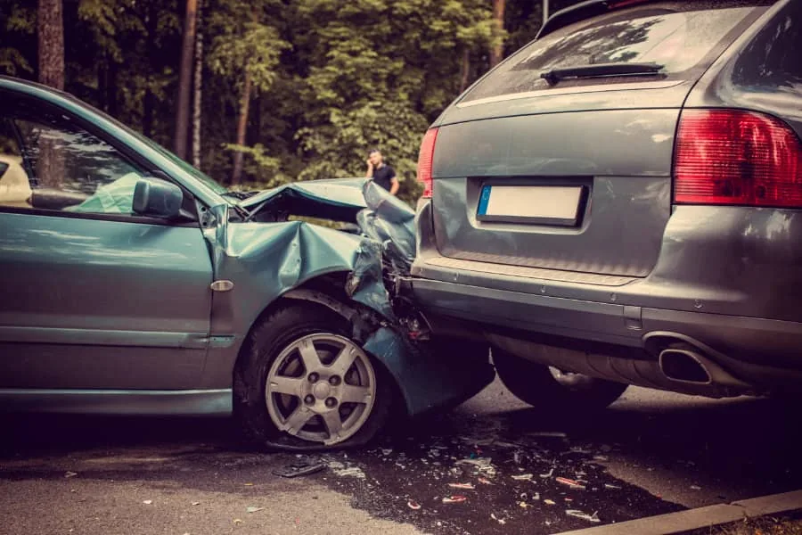 Schadensaufnahme nach einem Verkehrsunfall: Fahrer dokumentiert den Blechschaden am Fahrzeug mit dem Smartphone